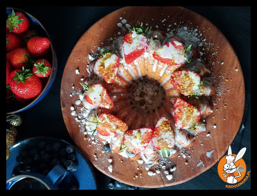 ciasto z jagodami i polewą