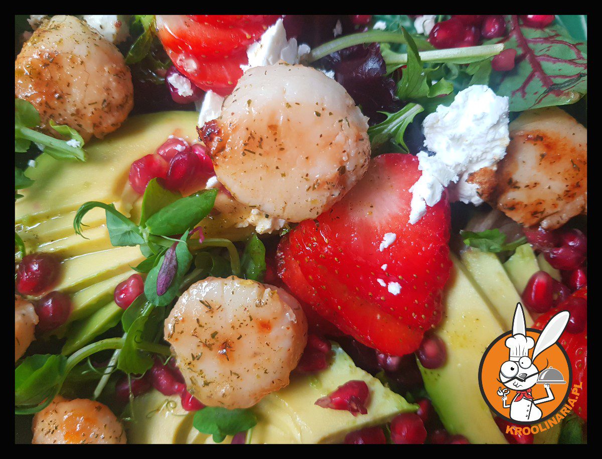 Sałatka z awokado, truskawkami i przegrzebkami