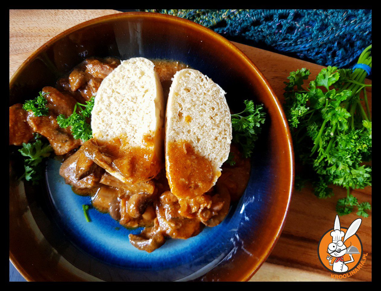 Kluski na parze z gulaszem wołowym