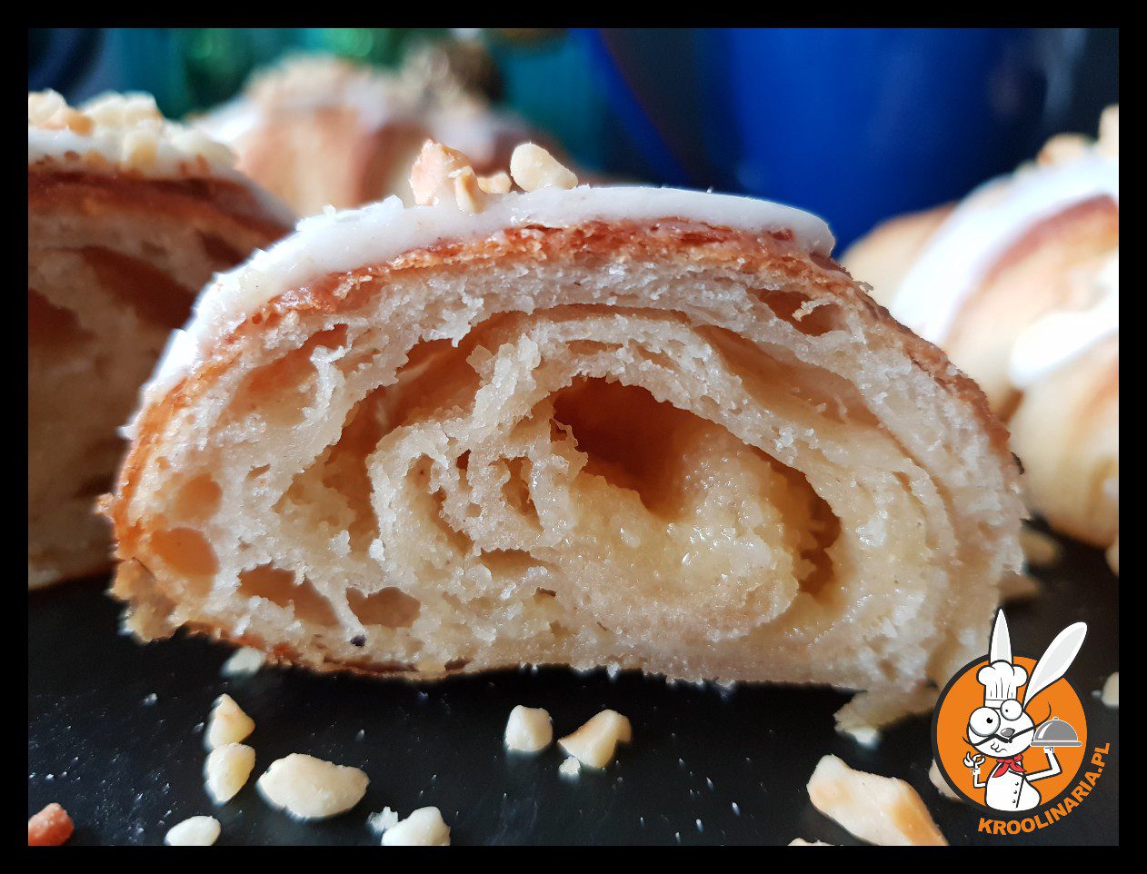 Rogale półfrancuskie z nadzieniem migdałowym