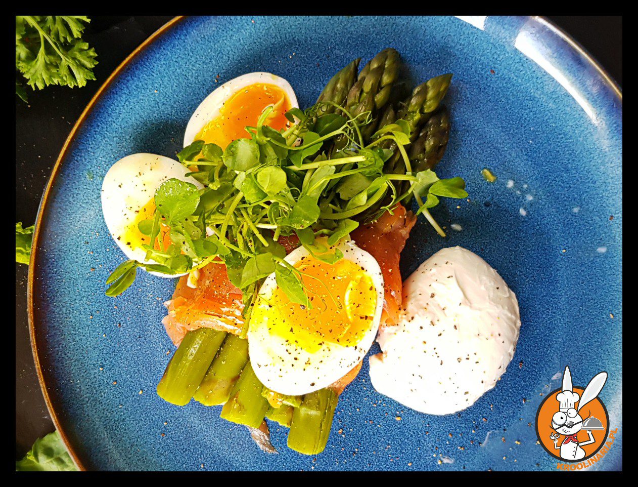 Szparagi zawinięte w wędzonego łososia