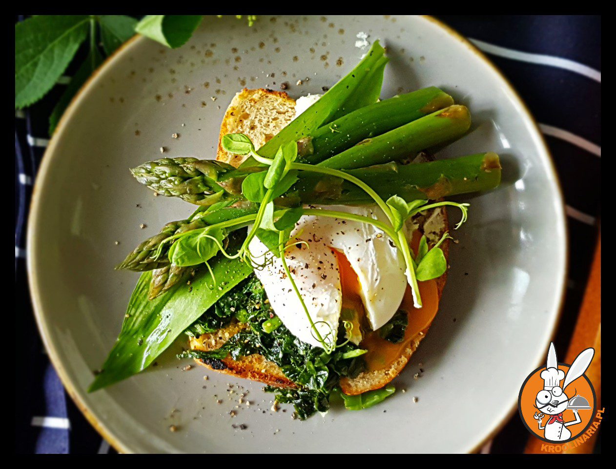 Grzanki z czosnkiem niedźwiedzim i jajkiem w koszulce