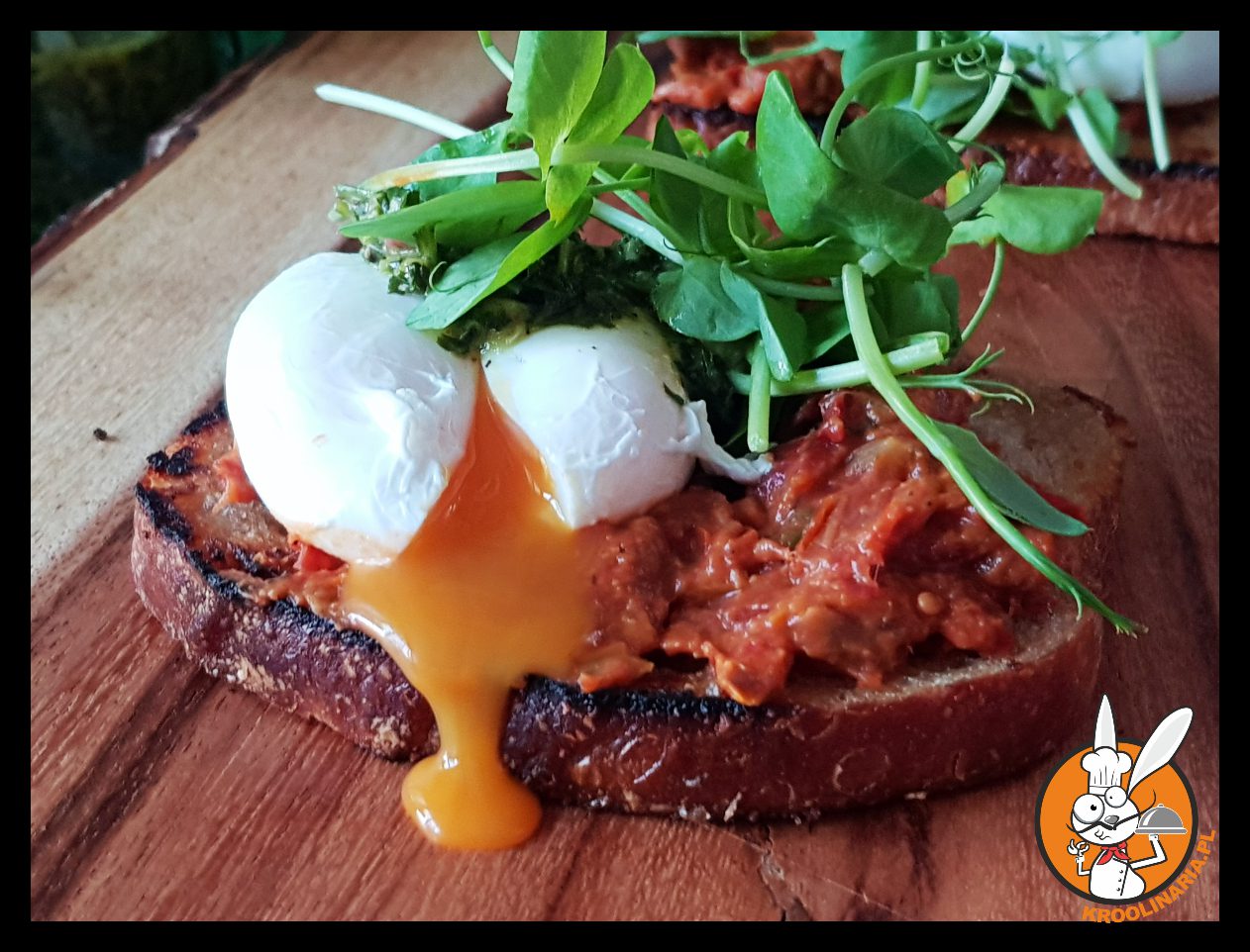 Grzanki z pastą pomidorową i jajkiem w koszulce