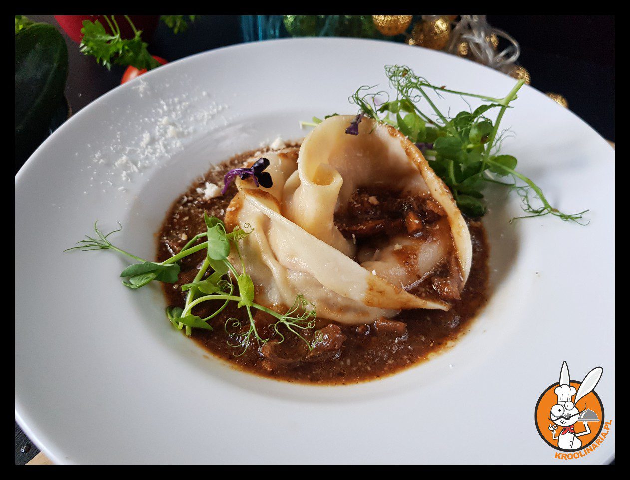 Pierogi z gęsiną w sosie grzybowym