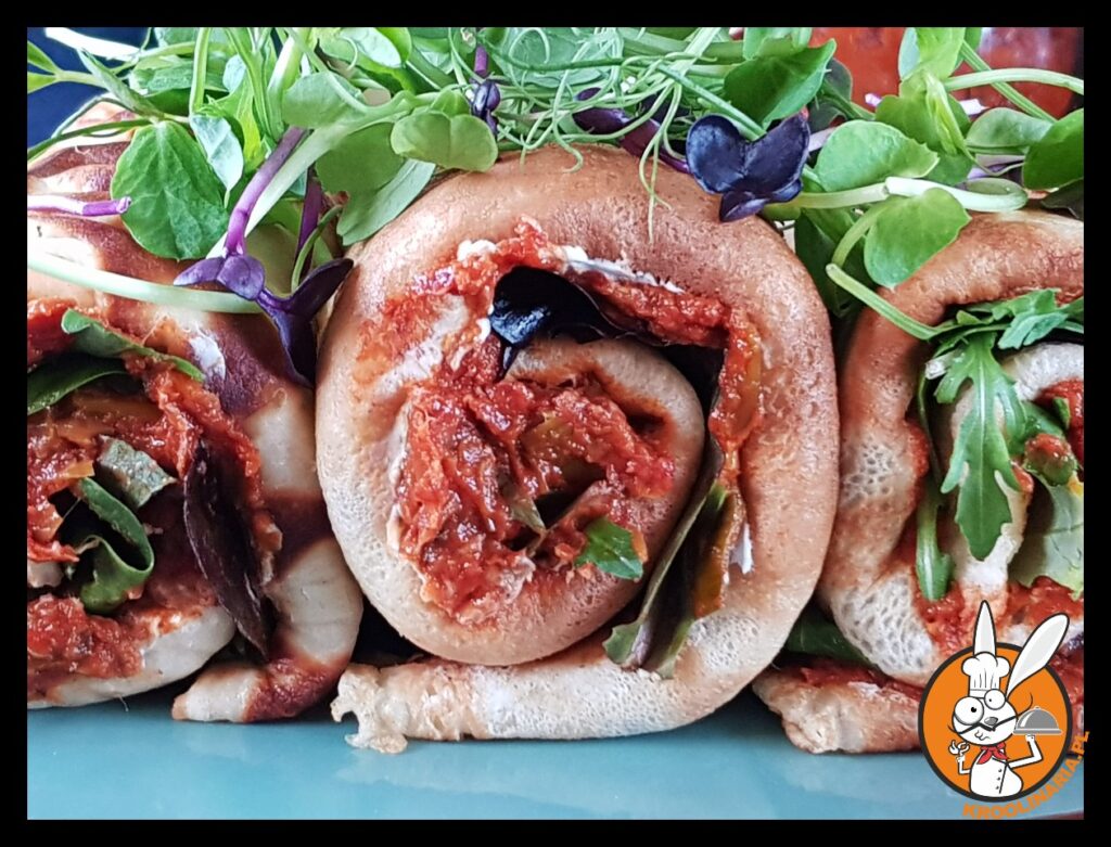 naleśniki z serkiem i pomidorami 