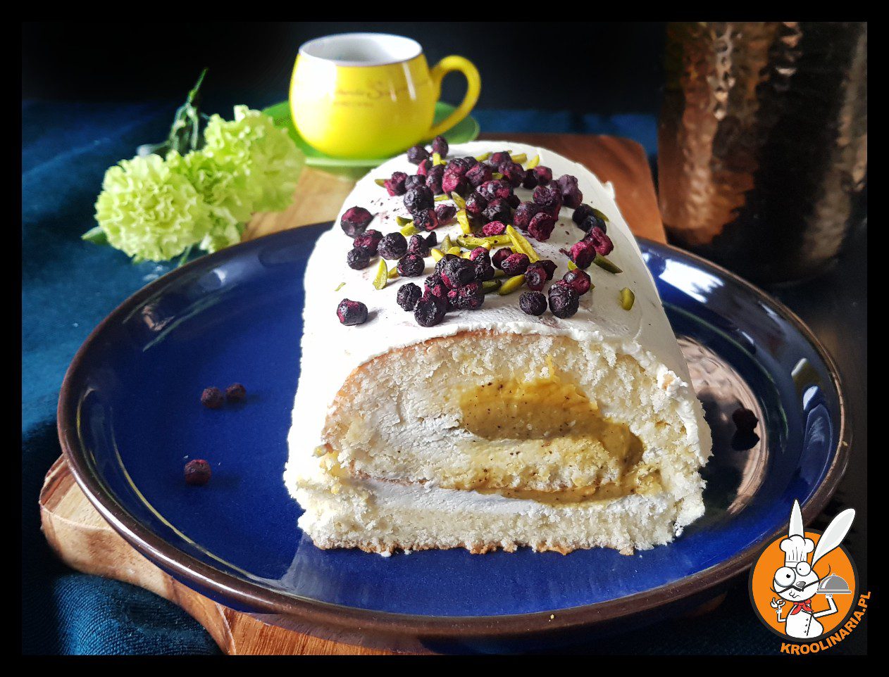 Migdałowa rolada z bitą śmietaną i kiwi curd