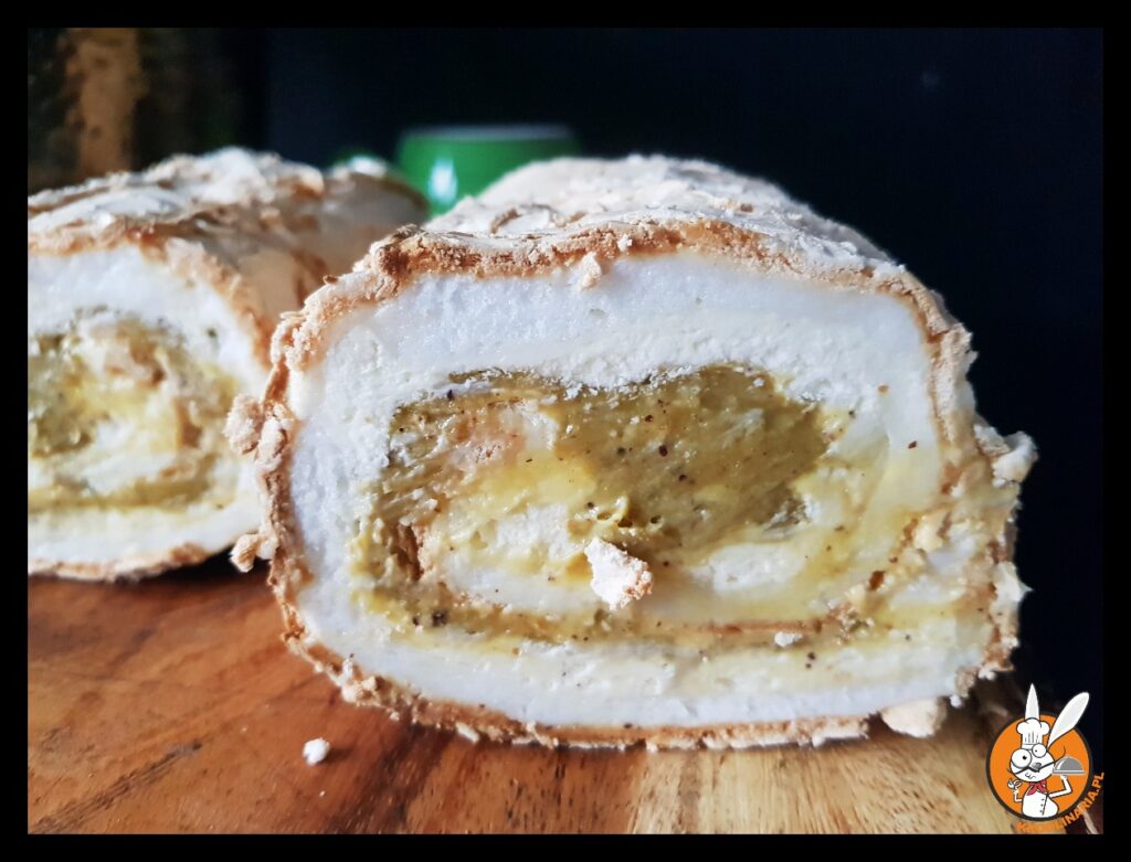 rolada bezowa z bitą śmietaną