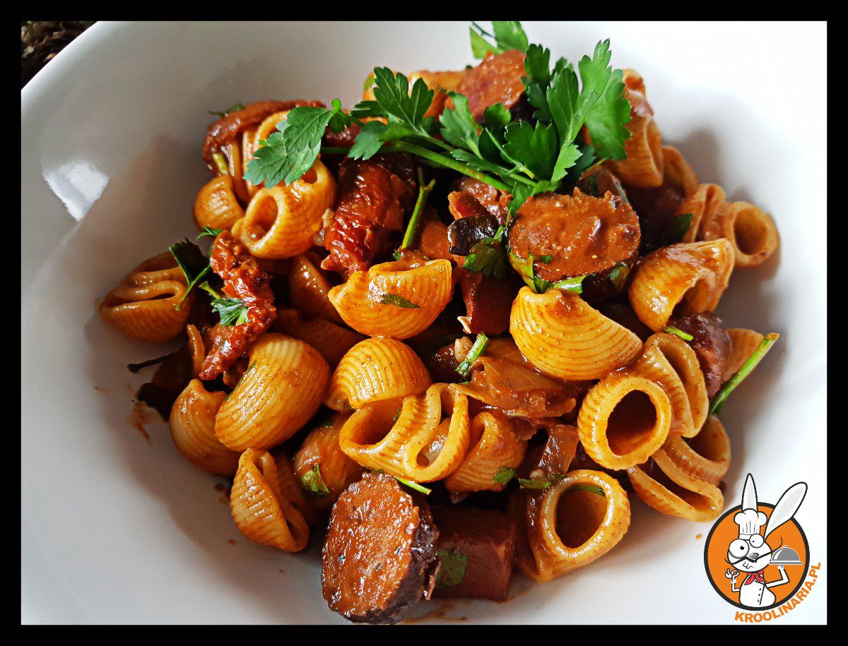 makaron z sosem z kiebasy