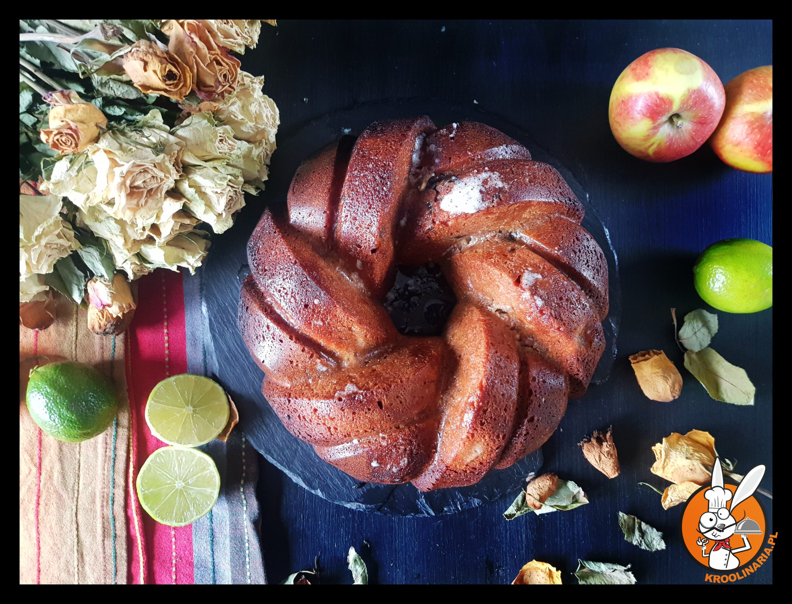 Cynamonowa babka z jabłkami i suszonymi śliwkami