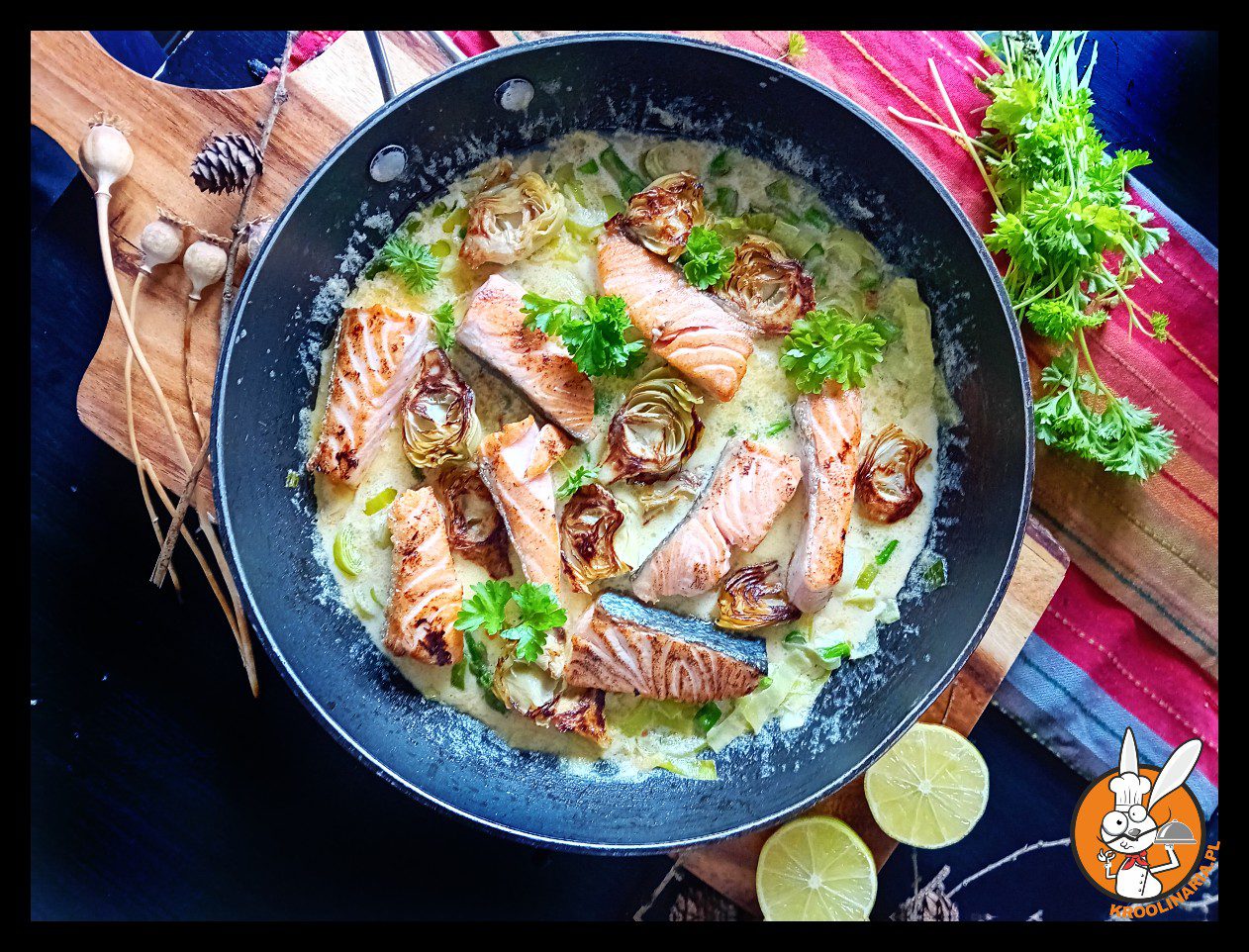 Łosoś w sosie ze szparagami i karczochami