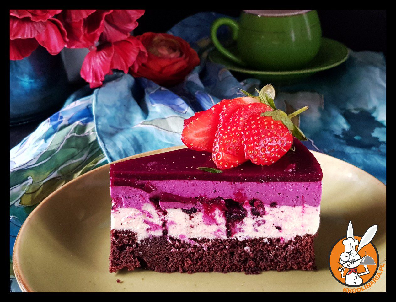 Ciasto czekoladowe z musem z białej czekolady i czarnej porzeczki