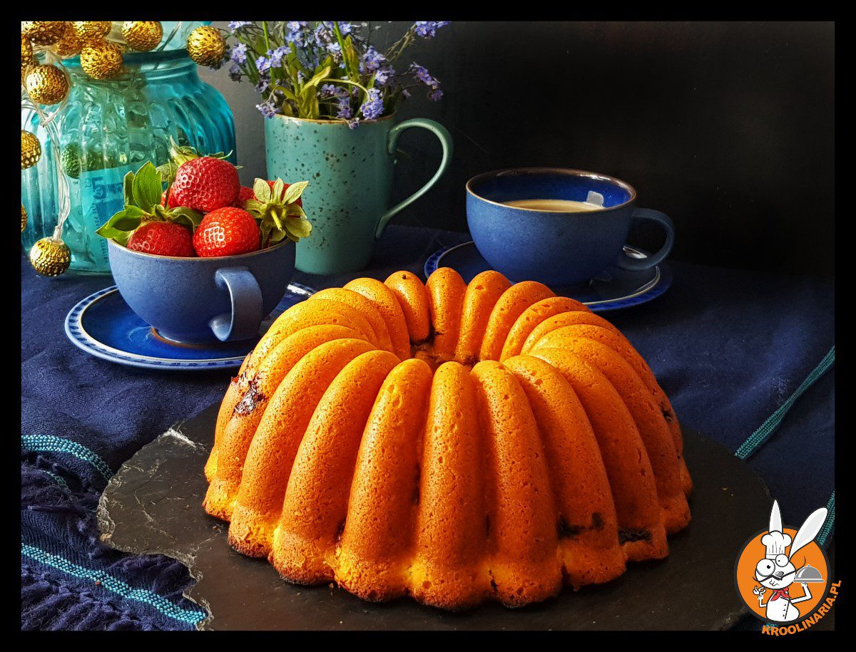 Babka na maślance z jagodami