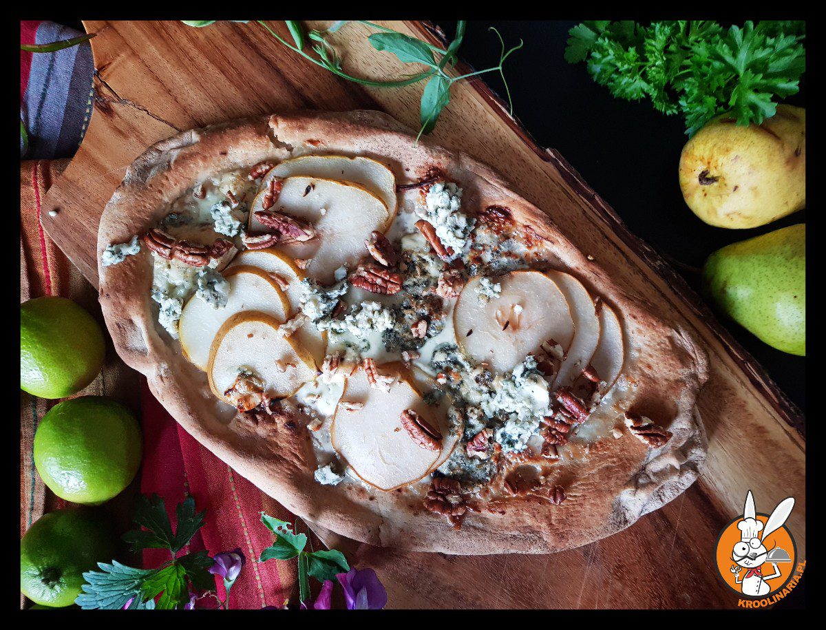 Chlebki nan z serem pleśniowym i gruszką