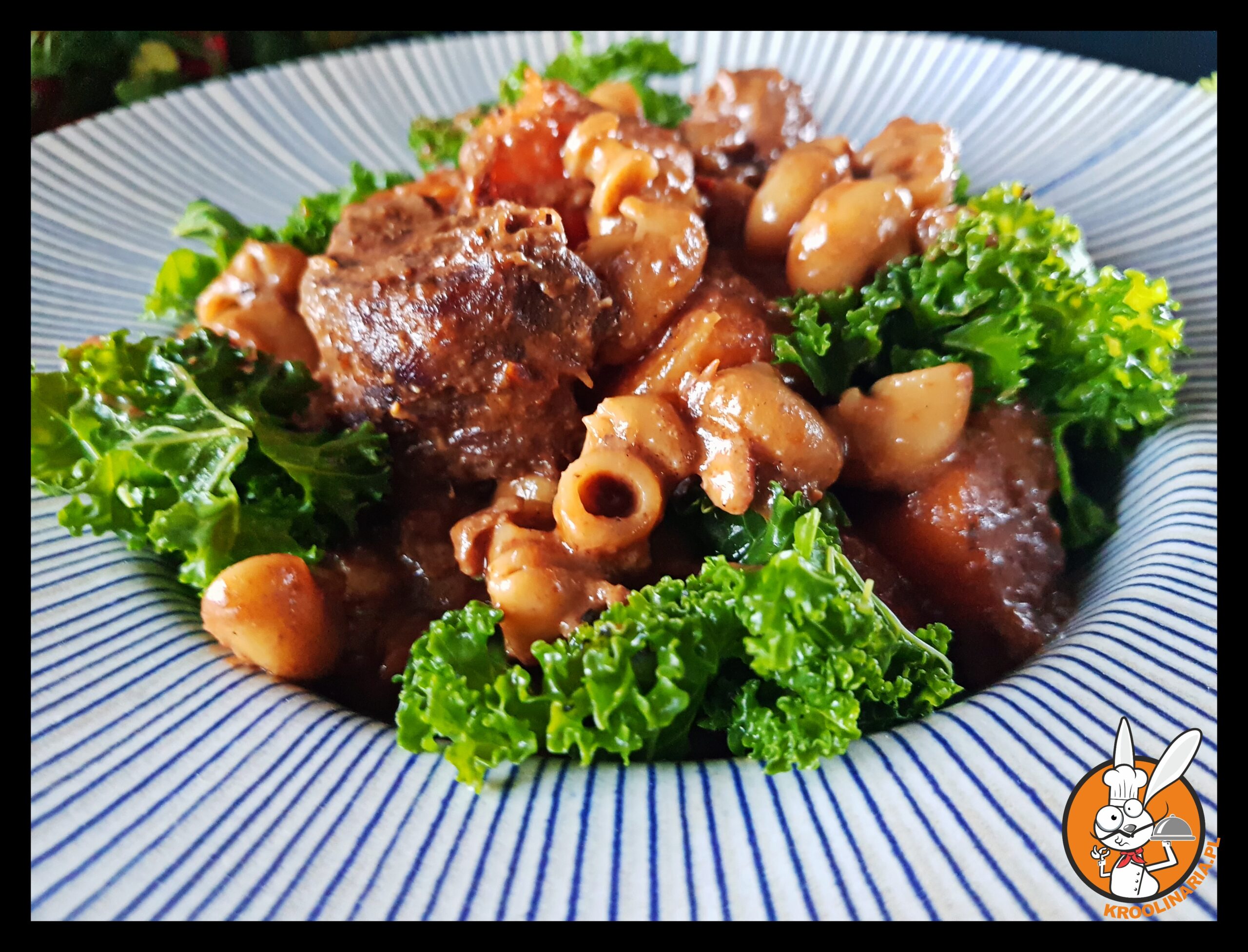 Gulasz wieprzowy z dynią, jarmużem i makaronem