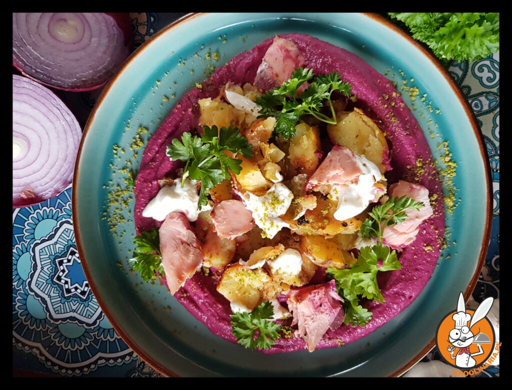 buraczana pasta z pieczonymi ziemniakami 