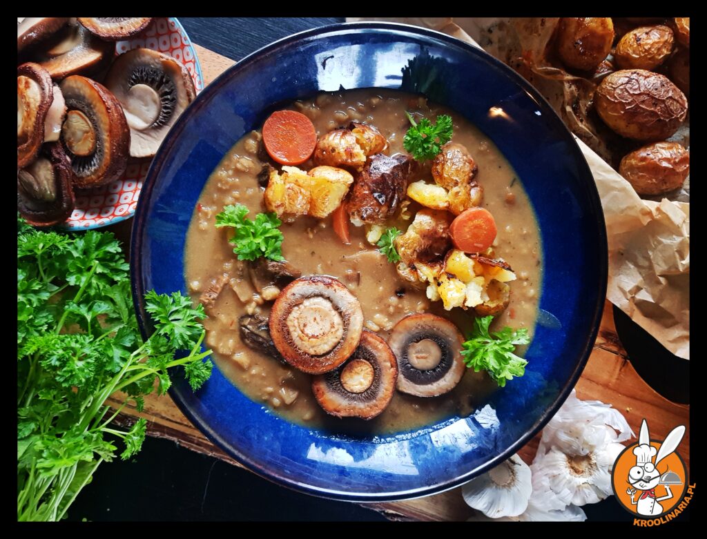 Zupa z kwasu kapusty z kaszą pęczak i tłuczonymi ziemniakami