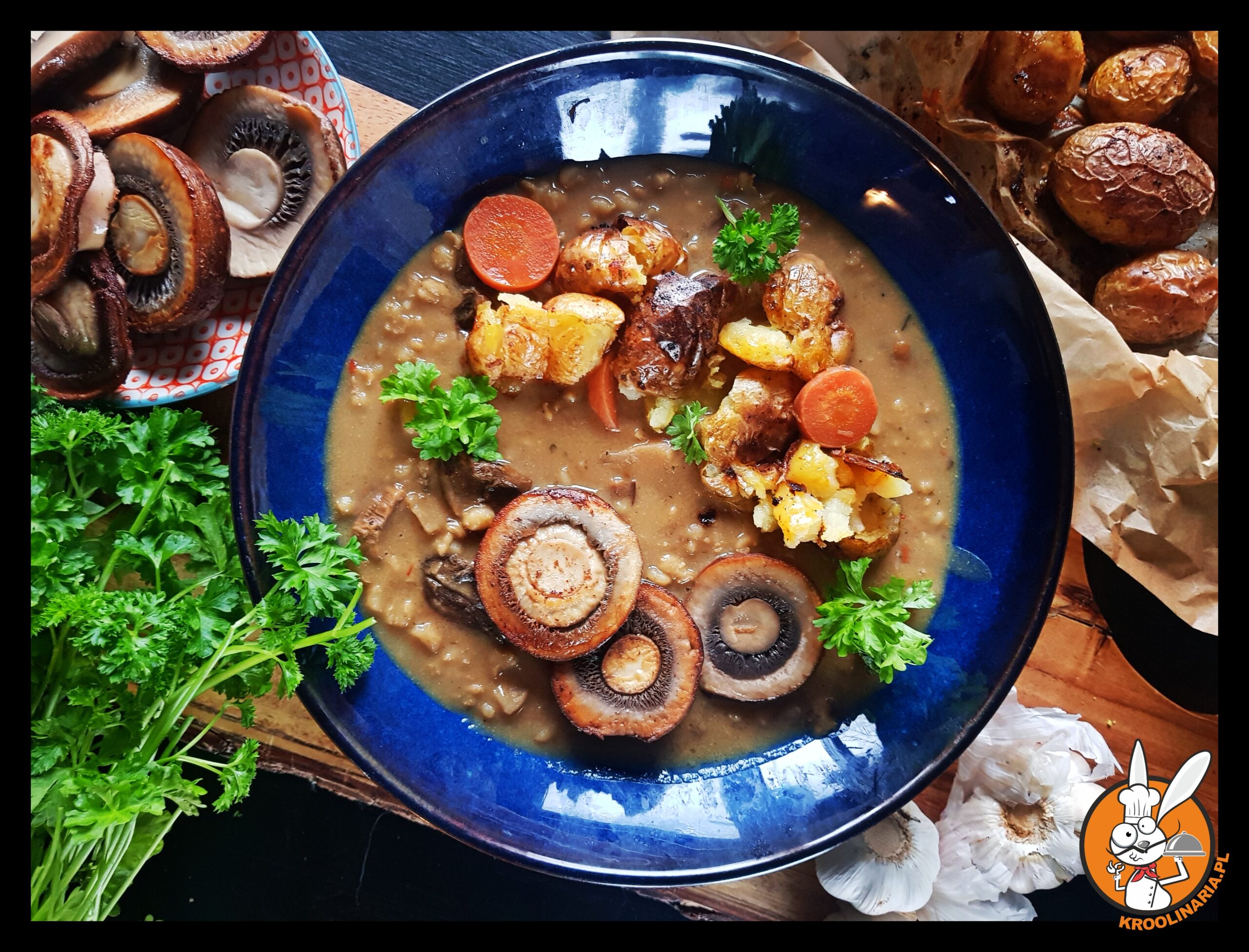 Zupa z kwasu kapusty z kaszą pęczak i tłuczonymi ziemniakami