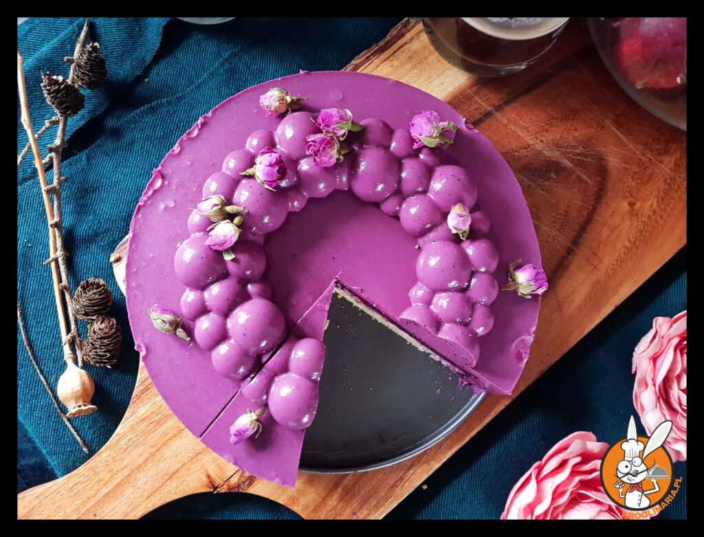 ciasto pistacjowe z czarną porzeczką 