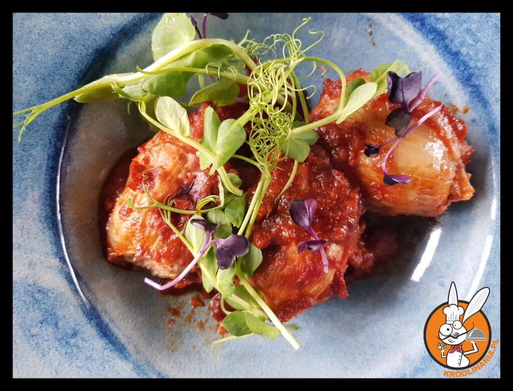 cebula w sosie pomidorowym 