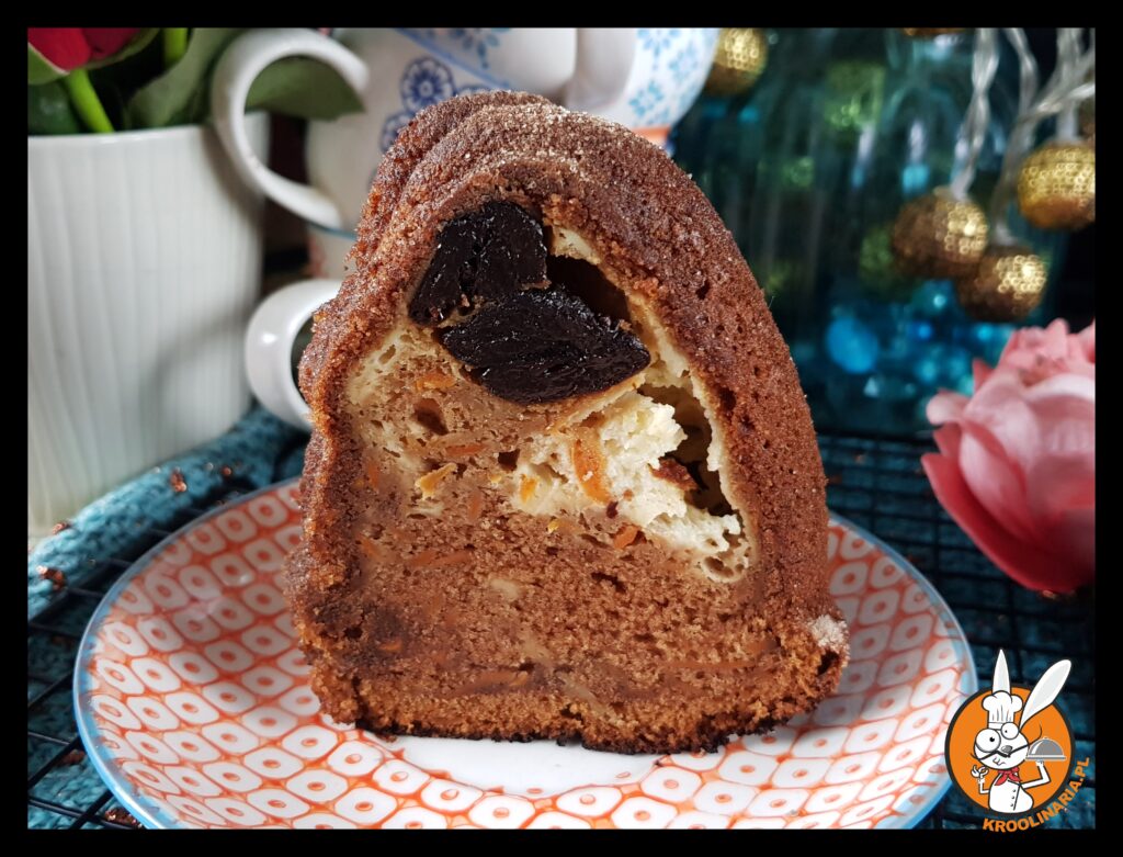 babka marchewkowa z suszoną sliwką 