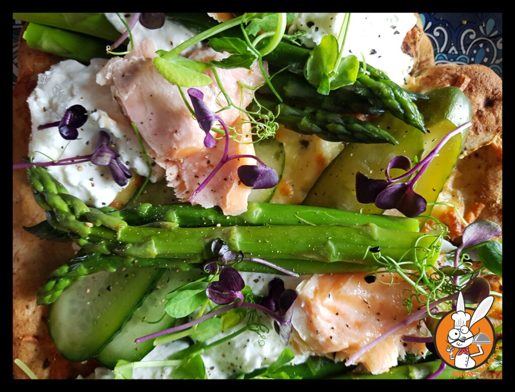 chlebki naan z łososiem 