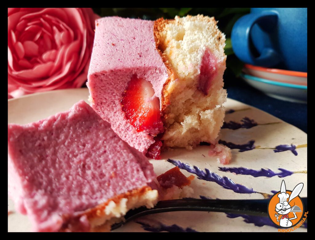 biszkopt z truskawkami 