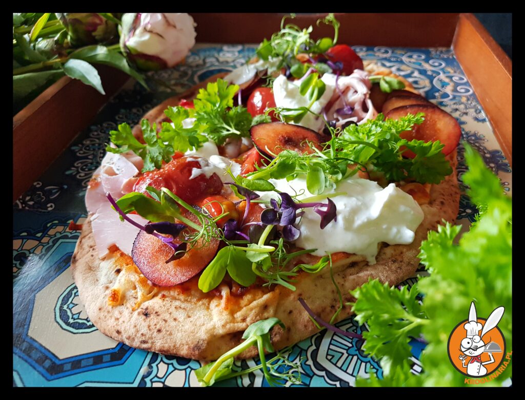 chlebki naan ze śliwkowym pesto