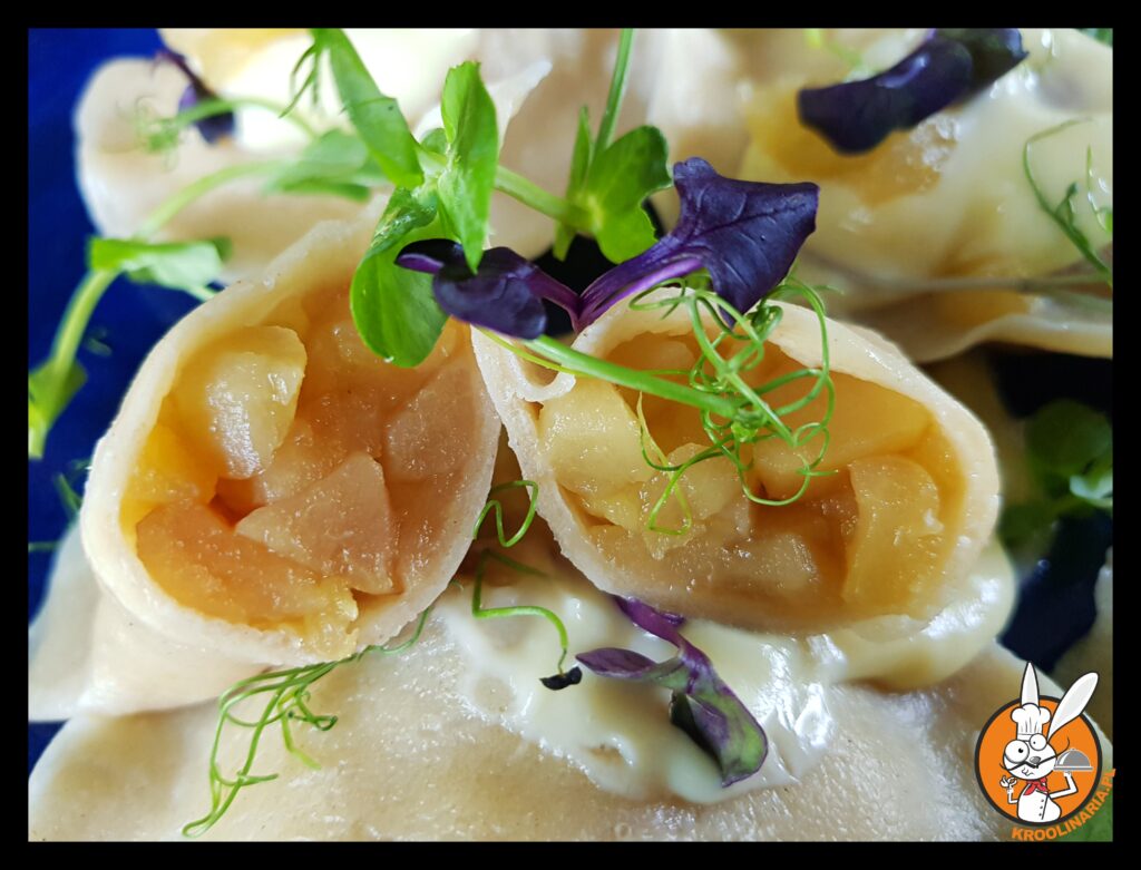 pierogi z prażonym jabłkami 