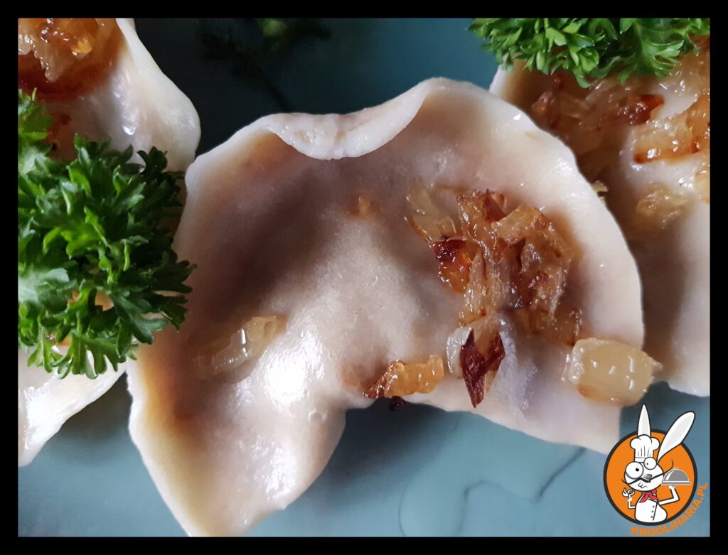 pierogi z mięsem i pieczarkami 